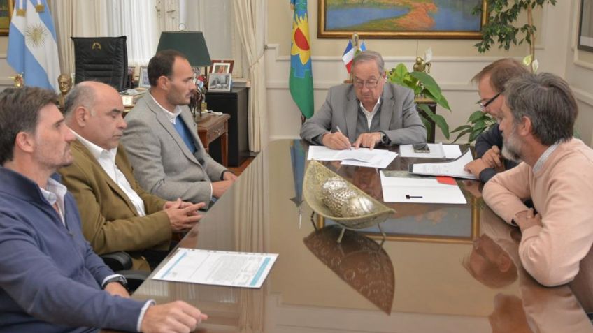 Se firmó el contrato para avanzar con la segunda etapa de la construcción de viviendas en el Barrio Arco Iris