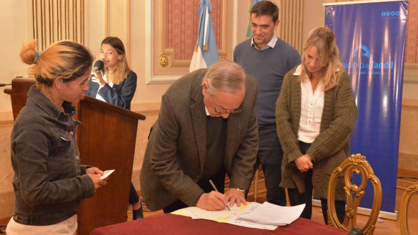 Provincia y Municipio realizaron un nuevo acto de firmas de Escrituras