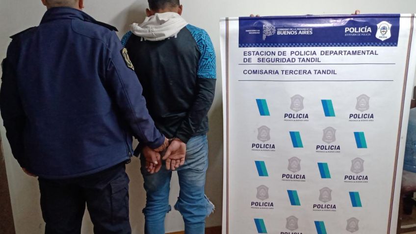 Fue aprehendido por correr por los techos de los autos