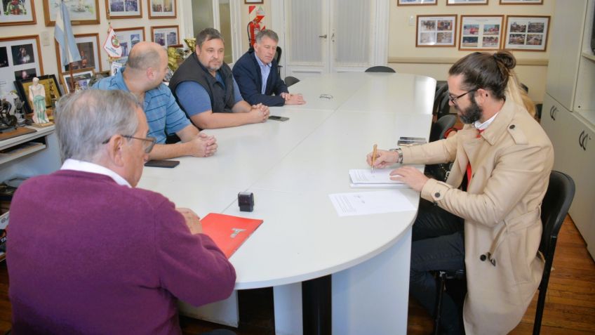 Tras la firma del contrato, empiezan a techar el playón polideportivo de la Técnica 4 de Gardey
