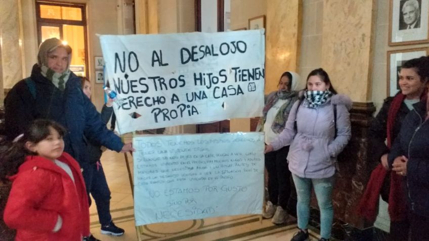 Quienes realizan la toma en La Movediza fueron al Municipio en busca de una solución