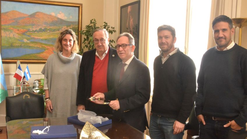 El intendente reconoció al Dr. Jorge Gentile por su trayectoria en el Hospital Santamarina