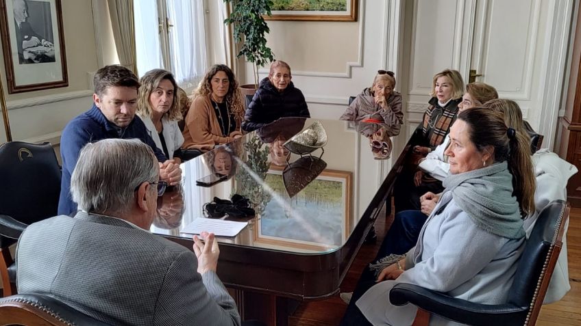 Lunghi entregó un reconocimiento a la Comisión de Damas del Hospital Santamarina
