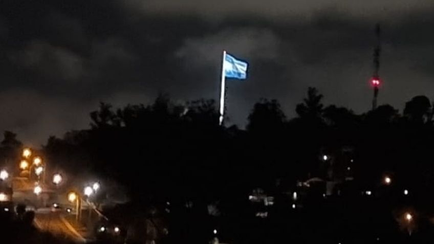 Se realizó una prueba del izado de la bandera e iluminación del Mástil del Bicentenario