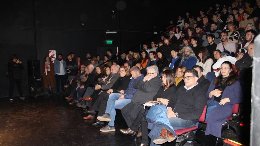 Con un emotivo acto reabrió sus puertas la sala de Teatro La Fábrica de la Unicen