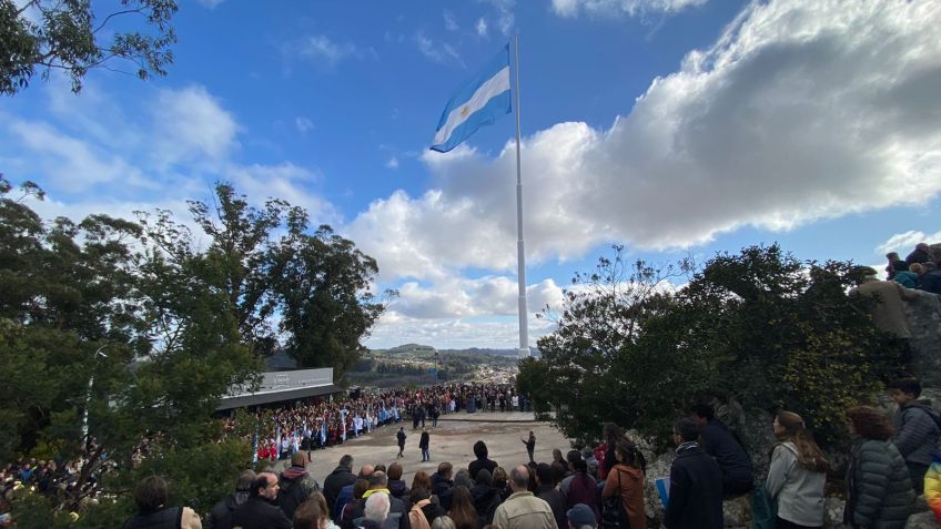 Alta en el cielo: se inauguró el Mástil del Bicentenario 