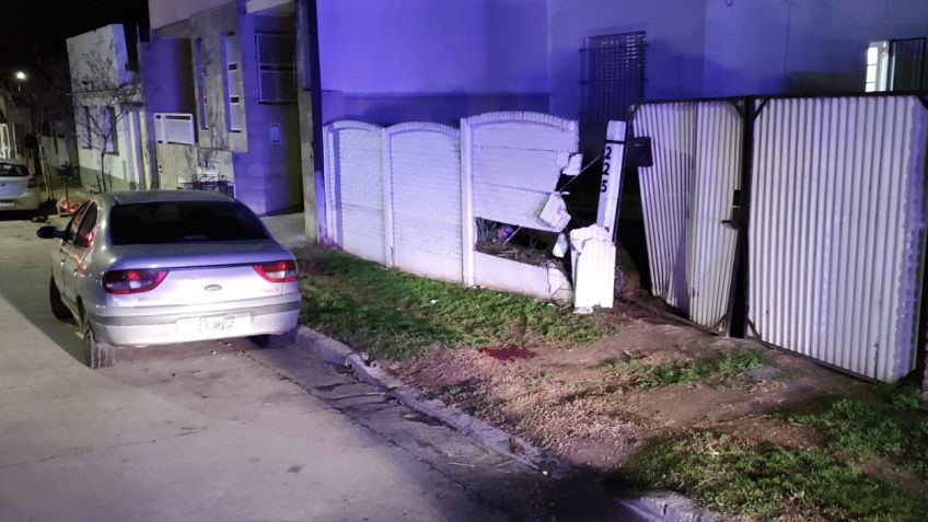 Perdió el control del auto y chocó contra los planchones de una vivienda
