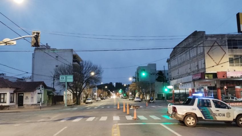 Motociclista con lesiones graves al chocar con un auto que se dio a la fuga