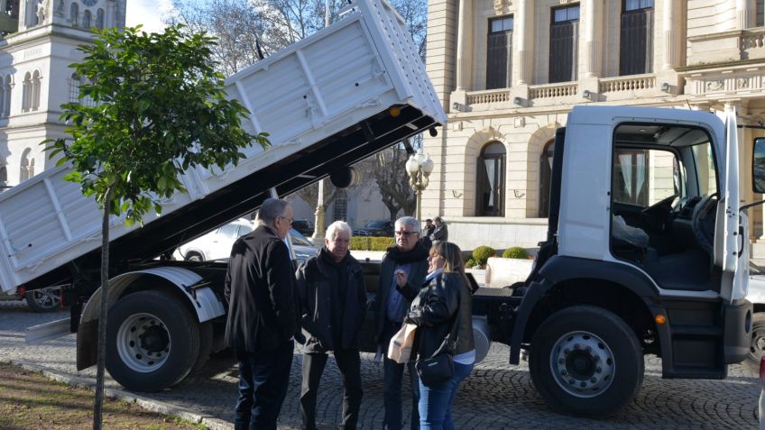 El Municipio incorporó un camión que prestará servicios en Vela y Gardey