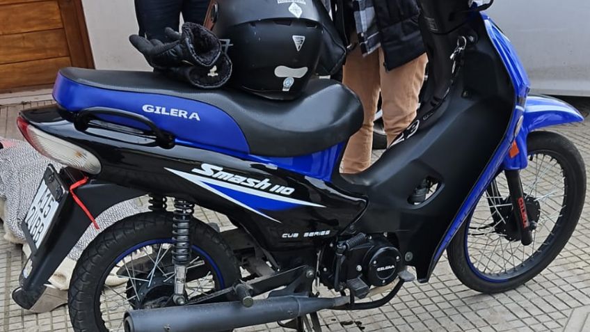 Joven sufrió fractura de tobillo al colisionar su moto contra un auto a mitad de cuadra