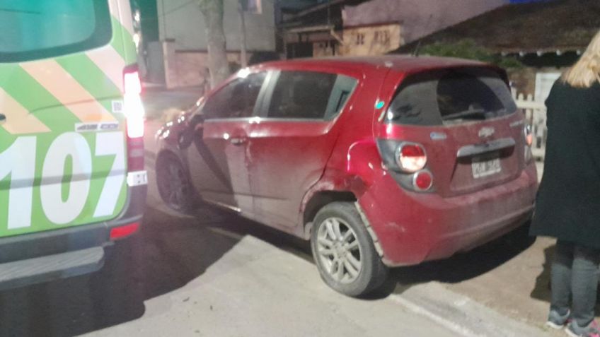 Chocó con un auto estacionado y volcó