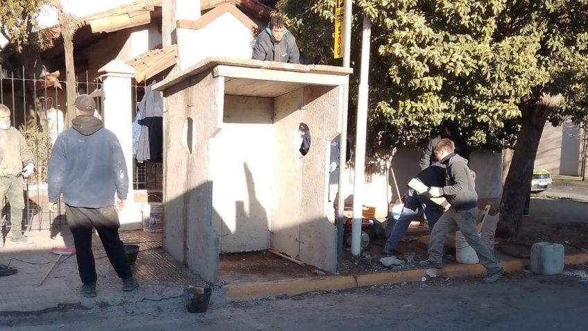 Renovaron la garita para esperar el micro el ubicada en la esquina de Duffau y Del Valle