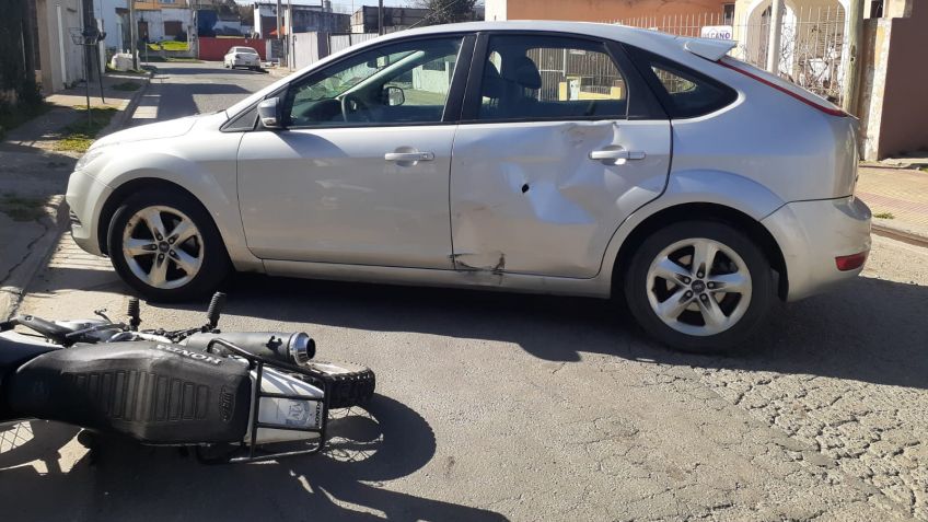 Un joven resultó con fractura expuesta al colisionar a un auto con su moto