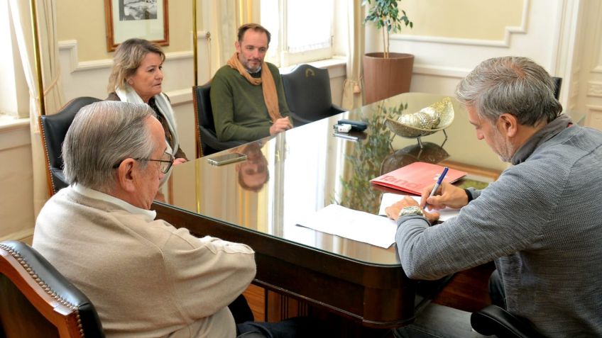 Se firmó el contrato para empezar con las obras de renovación del Mercado Municipal