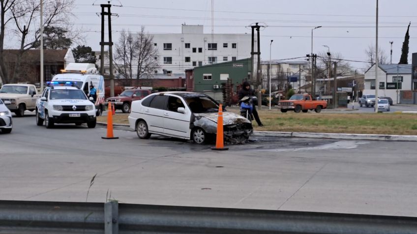 Se incendió un auto en plena rotonda