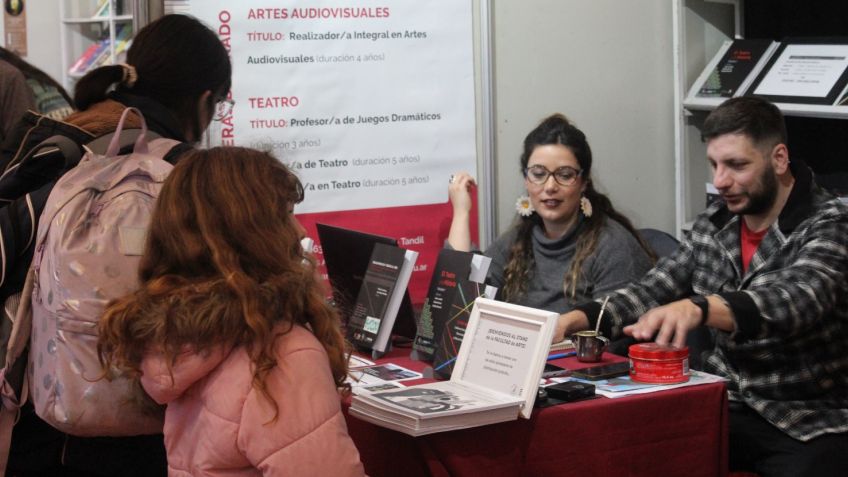 El sello editorial de la Facultad de Arte, está presente en la Feria del Libro