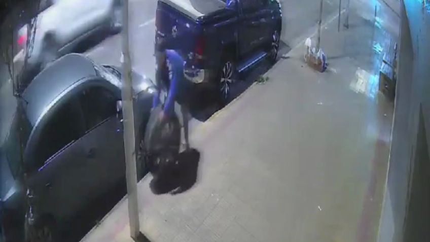 Robaron una rueda de auxilio y quedaron registrados por una cámara de seguridad