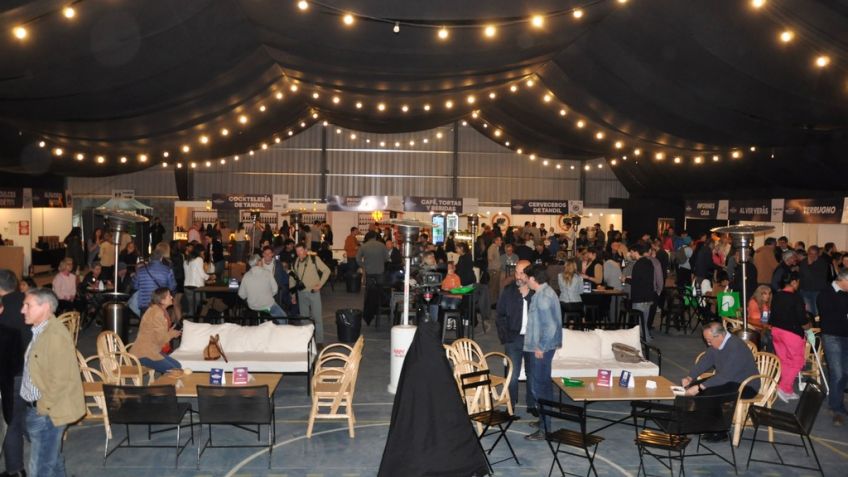 Comenzó el "Mercado Gastronómico" en el Polideportivo de Ferro