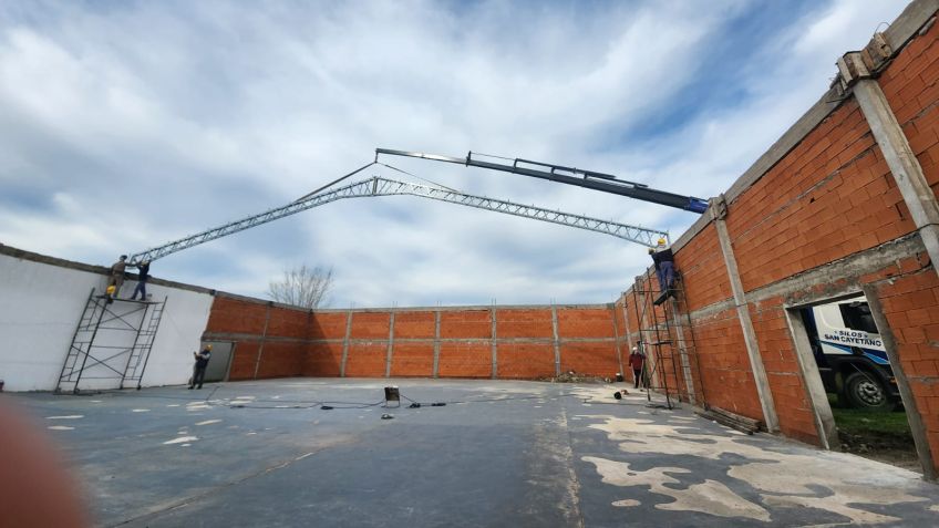 Avanza la construcción del techo del polideportivo de la Escuela de Concentración de Gardey