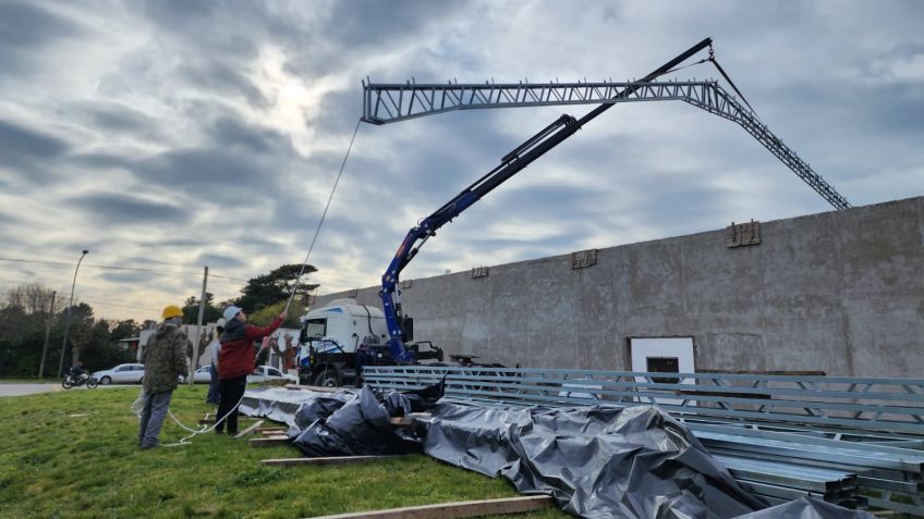 Avanza la construcción del techo del polideportivo de la Escuela de Concentración de Gardey