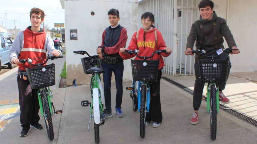 Provincia entregó más de un centenar de bicicletas a estudiantes secundarios de Tandil 
