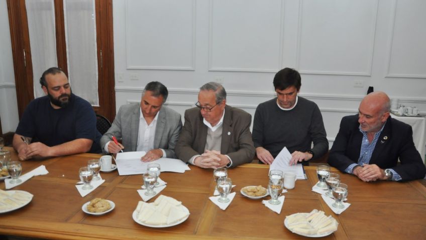 Los candidatos a intendente firmaron el acta compromiso del Debate 2023