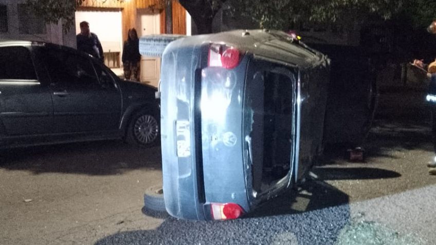 Chocaron dos autos estacionados y volcaron