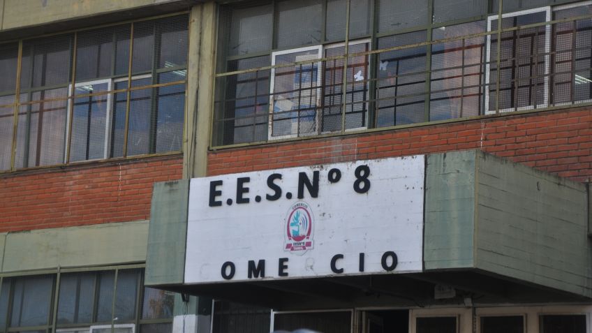 Un efectivo de las Fuerzas Armadas no permitió sacar fotos y echó a un fotógrafo de un colegio durante las elecciones