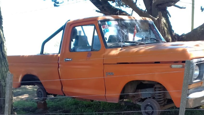 Le robaron las 4 gomas y le dejaron la camioneta sobre cuatro tacos