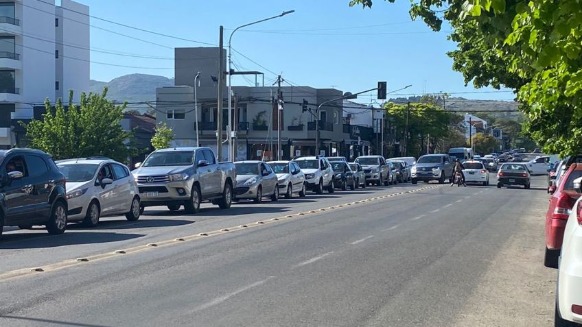 Largas cuadras de cola para cargar combustible en toda la ciudad 