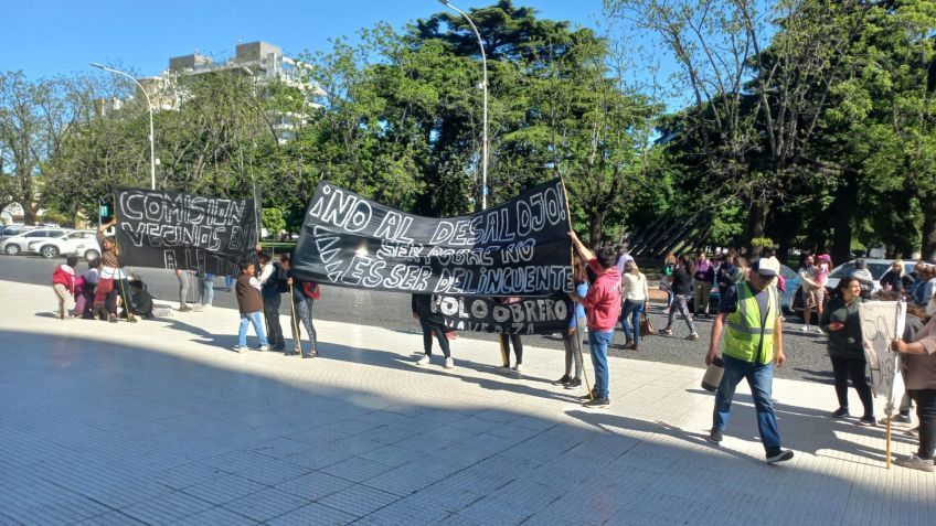 Marcharon al Municipio quienes toman terrenos en La Movediza y serán desalojados