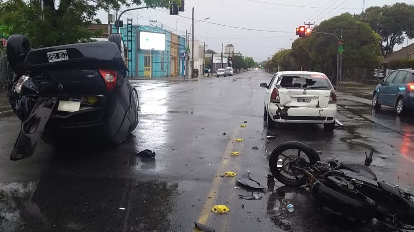 Choque y vuelco involucró a cuatro vehículos 