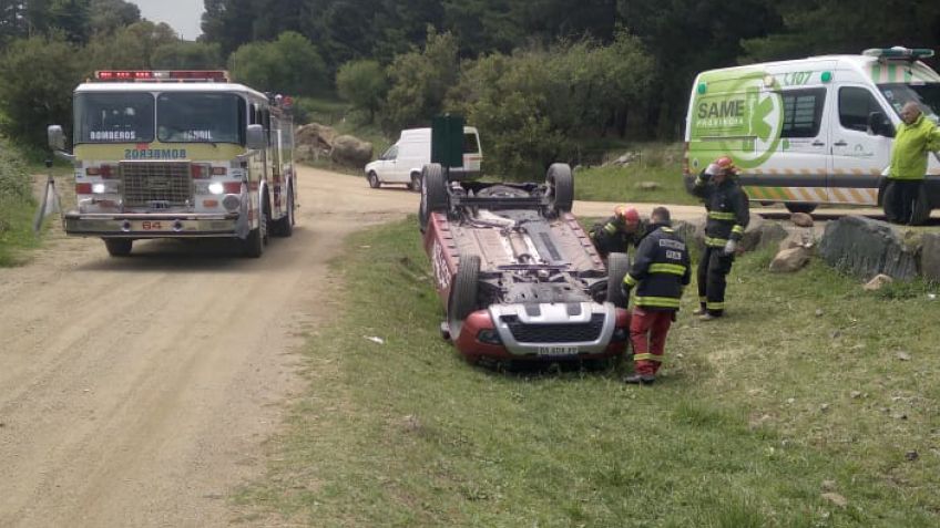 Automóvil volcó en la zona del Centinela