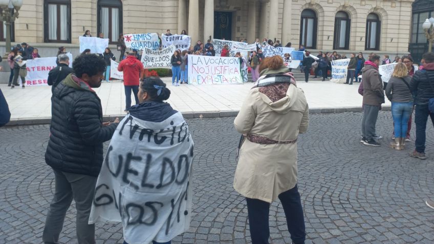 Trabajadores de la salud pública se manifestaron frente al Hospital y marcharon al Municipio