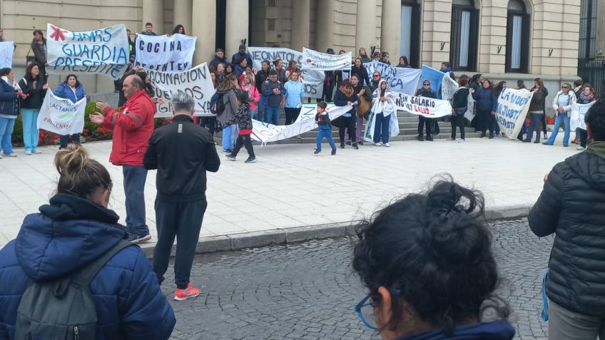 Trabajadores de la salud pública se manifestaron frente al Hospital y marcharon al Municipio