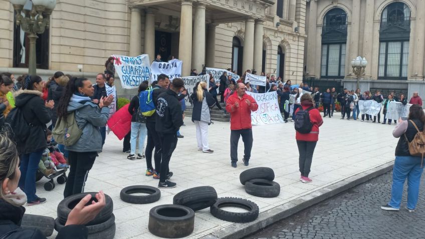 Trabajadores de la salud pública se manifestaron frente al Hospital y marcharon al Municipio