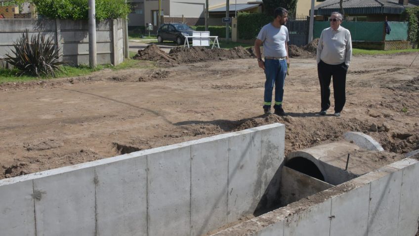 Miguel Lunghi estuvo recorriendo la obra de pavimentación de calle Grothe