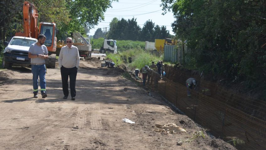 Miguel Lunghi estuvo recorriendo la obra de pavimentación de calle Grothe