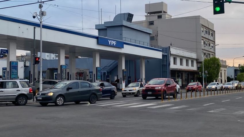 Nuevamente se observaron largas filas de vehículos en las estaciones de servicio