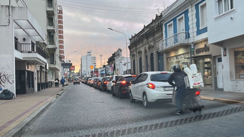 Nuevamente se observaron largas filas de vehículos en las estaciones de servicio