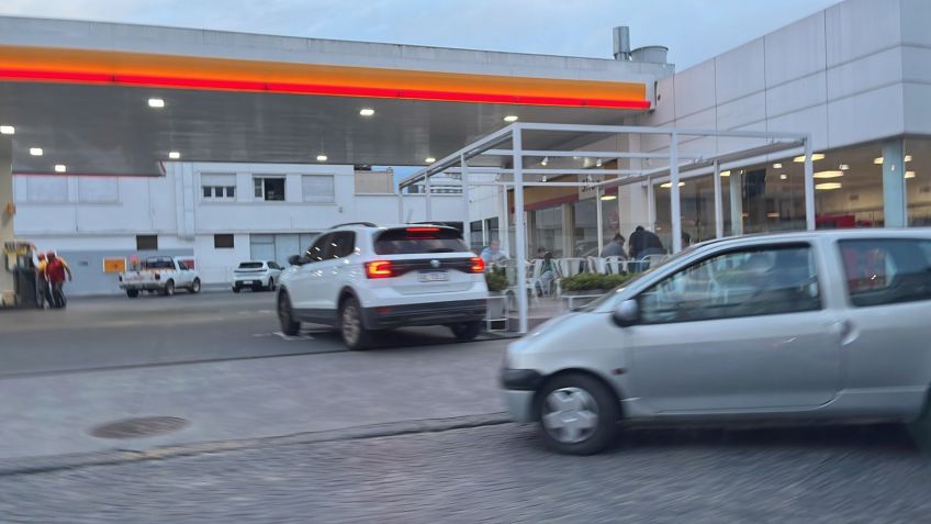 Nuevamente se observaron largas filas de vehículos en las estaciones de servicio