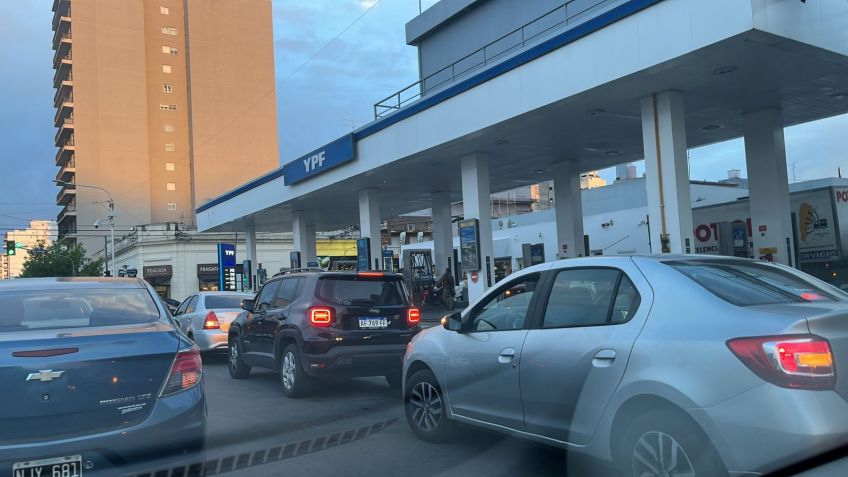 Nuevamente se observaron largas filas de vehículos en las estaciones de servicio
