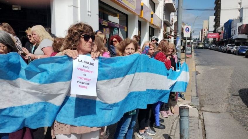 Integrantes de "Emergencia IOMA" le pidieron a Lunghi que los acompañe en sus reclamos