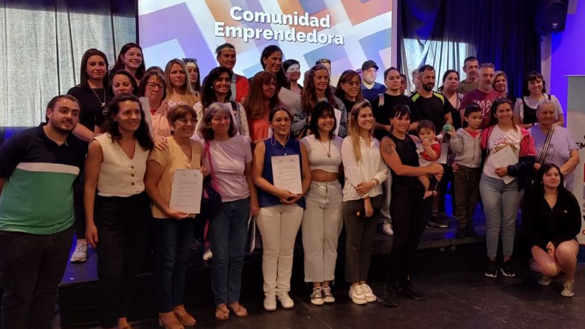 Entregan aportes económicos a emprendedores locales para fomentar y potenciar sus proyectos