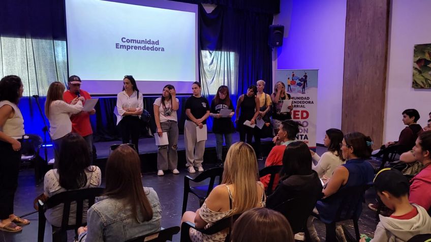 Entregan aportes económicos a emprendedores locales para fomentar y potenciar sus proyectos