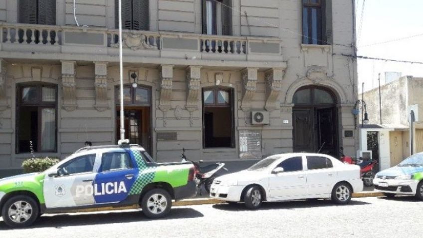Robaban en la calle con una botella cortada: fueron capturados
