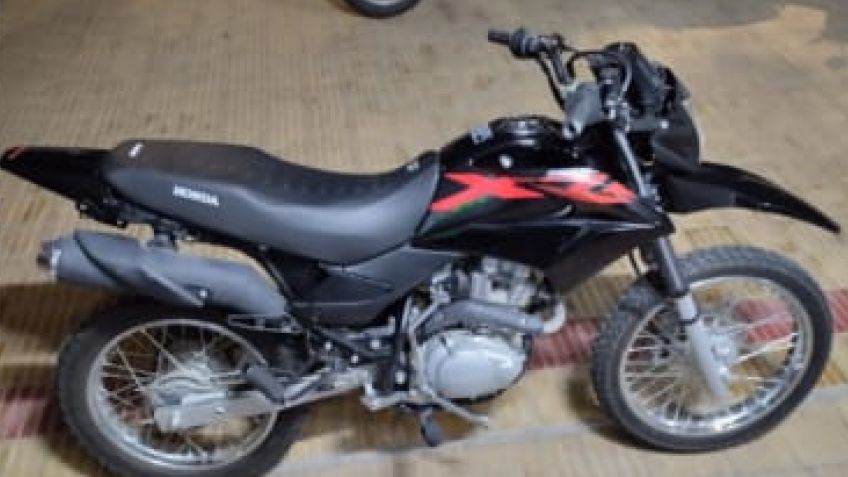 Detienen a una mujer que transitaba en una moto robada