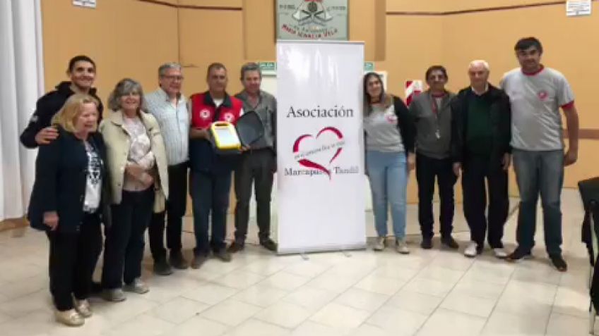 La asociación de Marcapasos donó un desfibrilador a los Bomberos Voluntarios de Vela