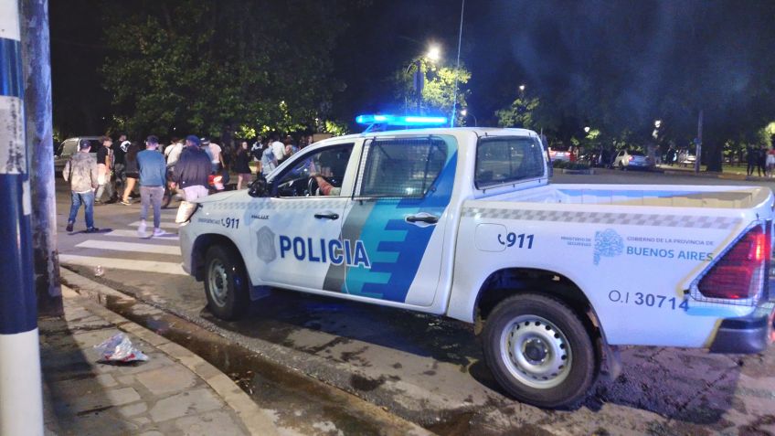 Gran operativo policial para desalojar jóvenes que continuaban su festejo navideño en la zona del Parque Independencia