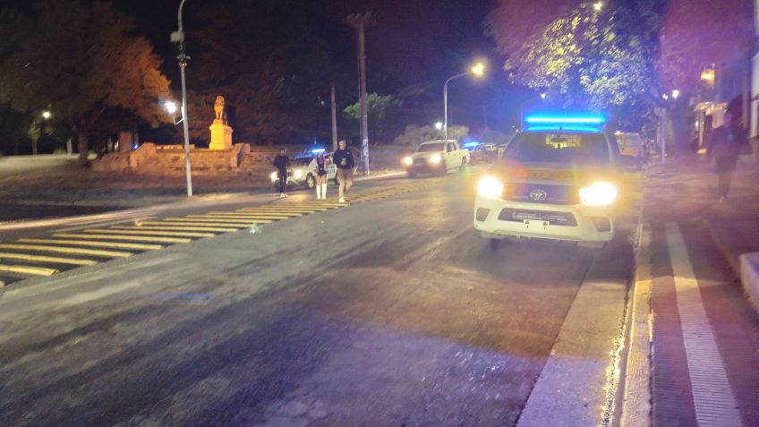 Gran operativo policial para desalojar jóvenes que continuaban su festejo navideño en la zona del Parque Independencia